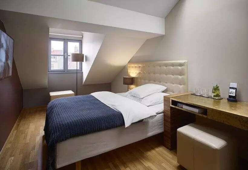 The Icon Hotel & Lounge