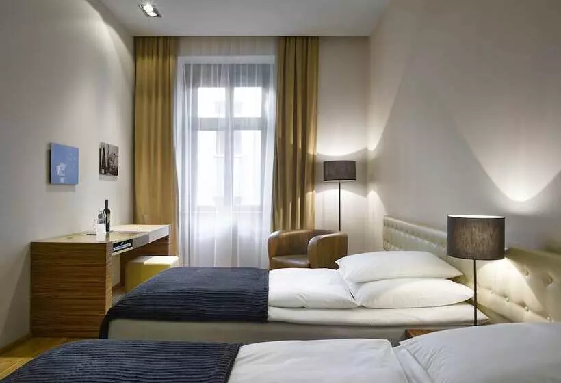 The Icon Hotel & Lounge