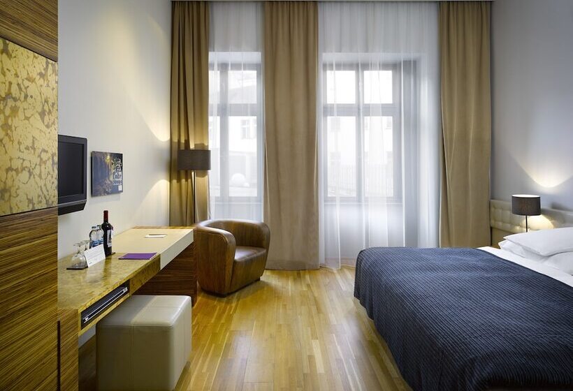 The Icon Hotel & Lounge