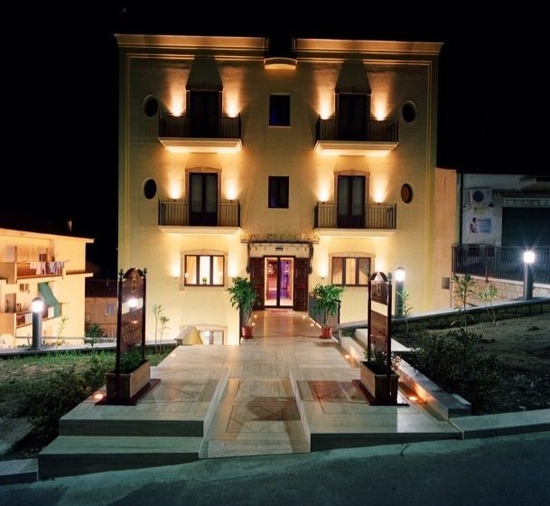 בית מלון כפרי Ypsigro Palace