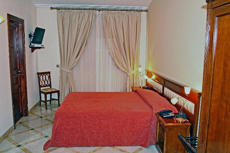 בית מלון כפרי Ypsigro Palace