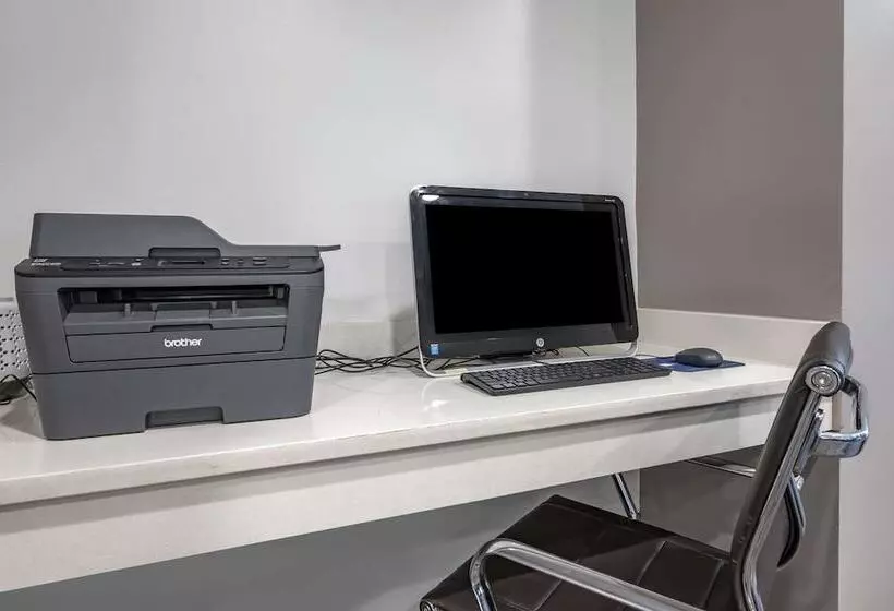 בית מלון כפרי Comfort Inn Airport