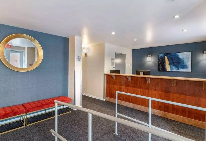 בית מלון כפרי Econo Lodge