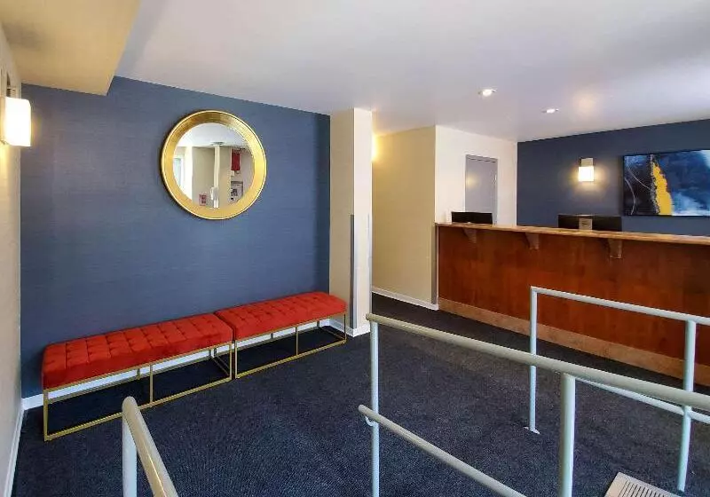 בית מלון כפרי Econo Lodge