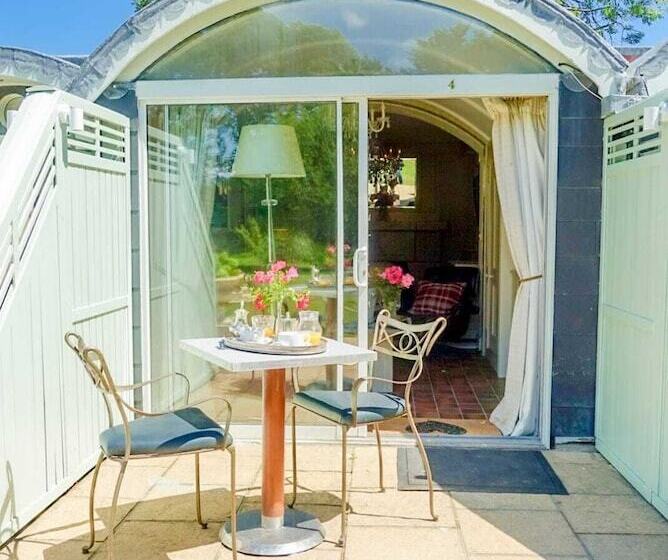 هتل Cedar House Boutique B&b