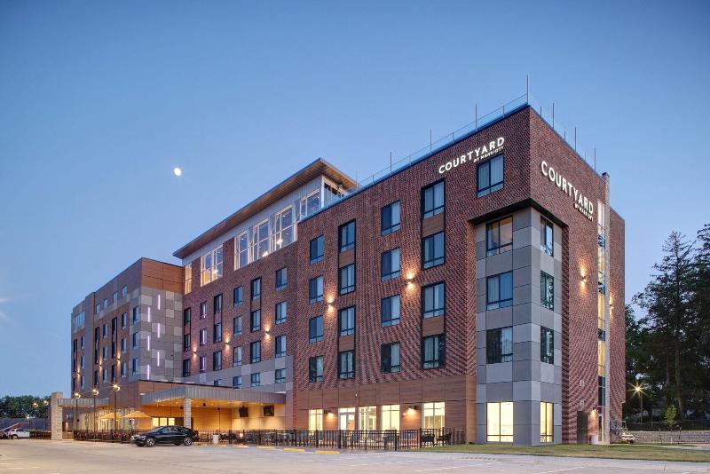 فندق Courtyard By Marriott Iowa City University Heights