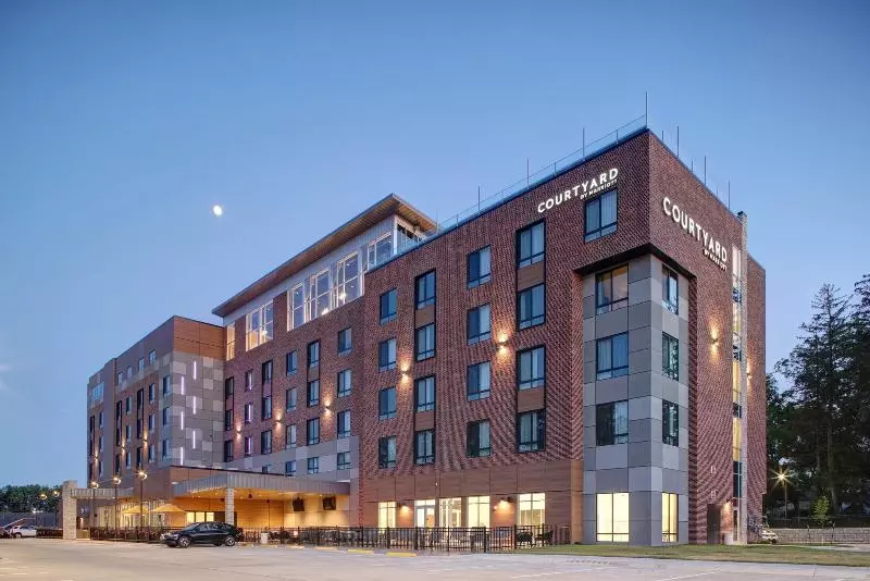 ホテル Courtyard By Marriott Iowa City University Heights