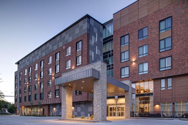 فندق Courtyard By Marriott Iowa City University Heights