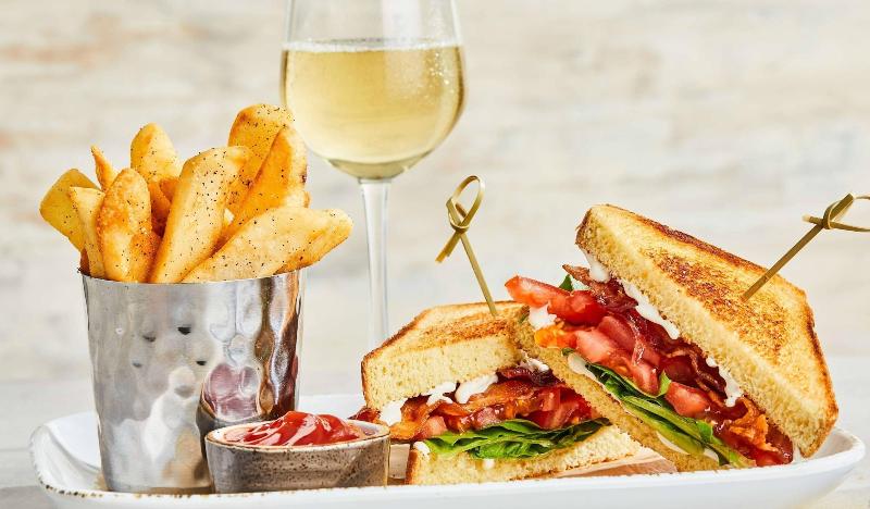 فندق Courtyard By Marriott Iowa City University Heights