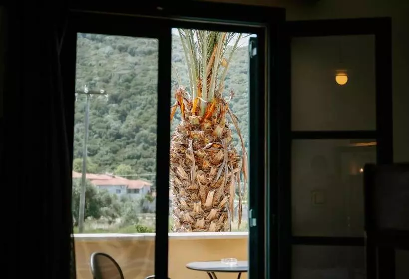 ホテル Karavostasi Beach