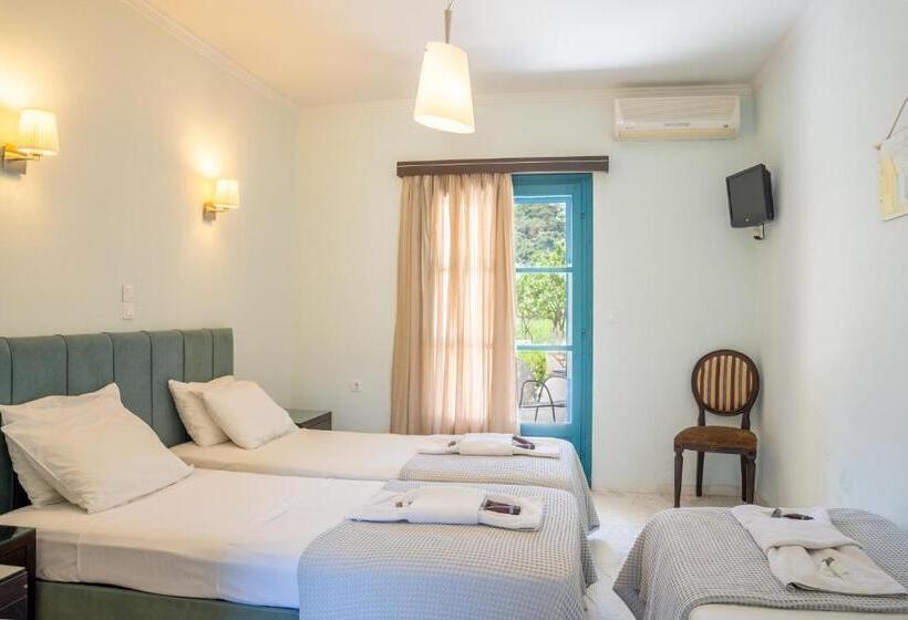 ホテル Karavostasi Beach