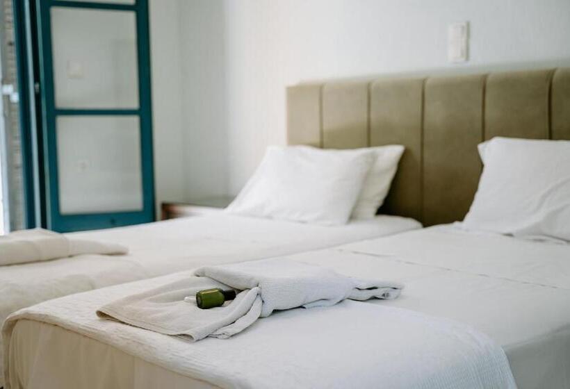 ホテル Karavostasi Beach