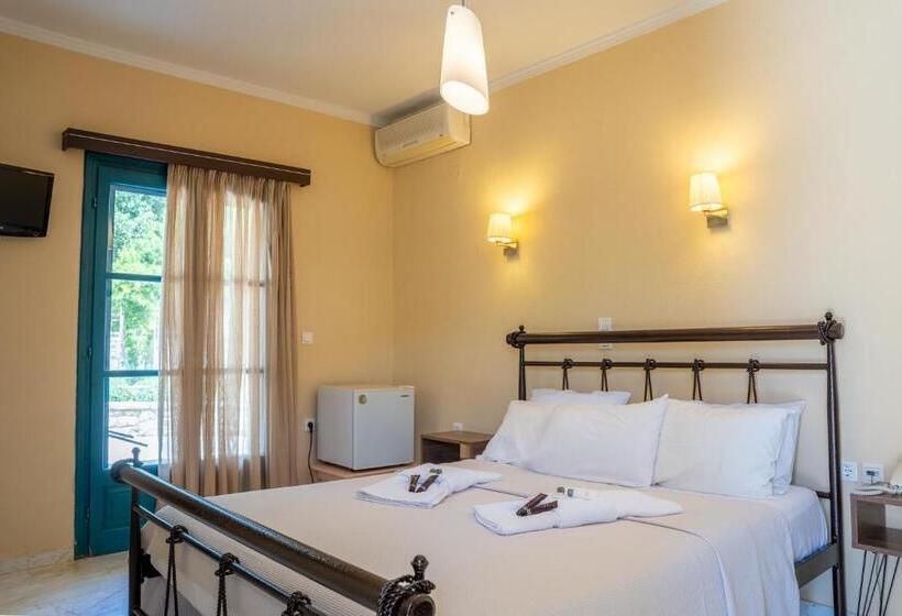 ホテル Karavostasi Beach