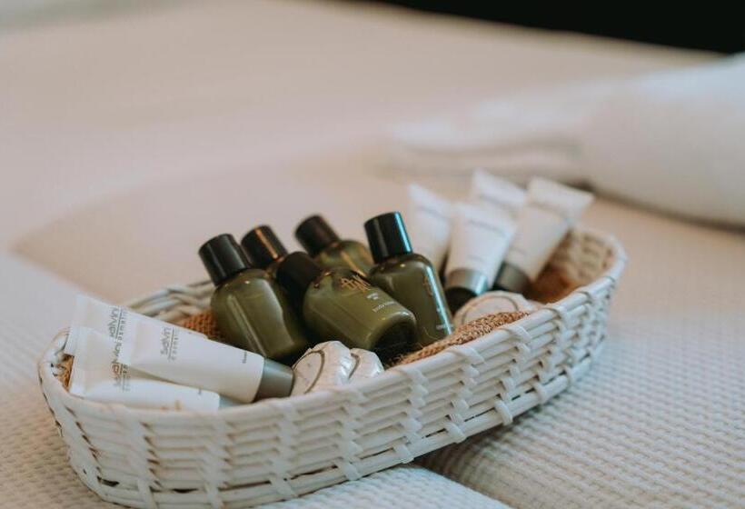 ホテル Karavostasi Beach