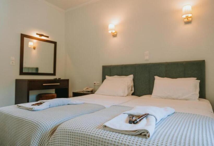 ホテル Karavostasi Beach