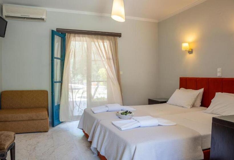 ホテル Karavostasi Beach