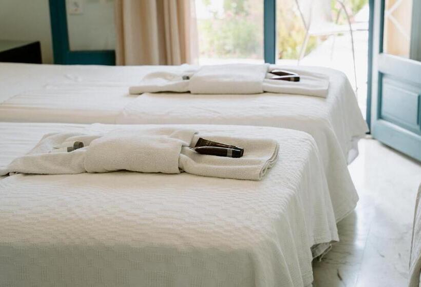 ホテル Karavostasi Beach