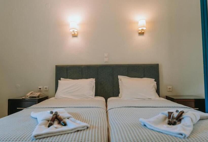 ホテル Karavostasi Beach