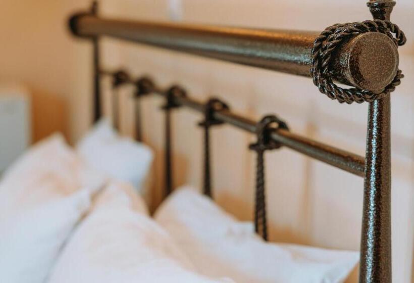 ホテル Karavostasi Beach