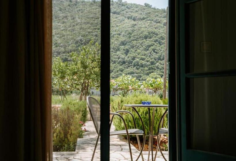 ホテル Karavostasi Beach