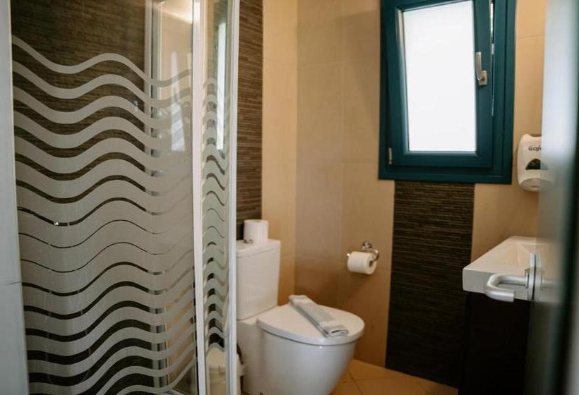 ホテル Karavostasi Beach