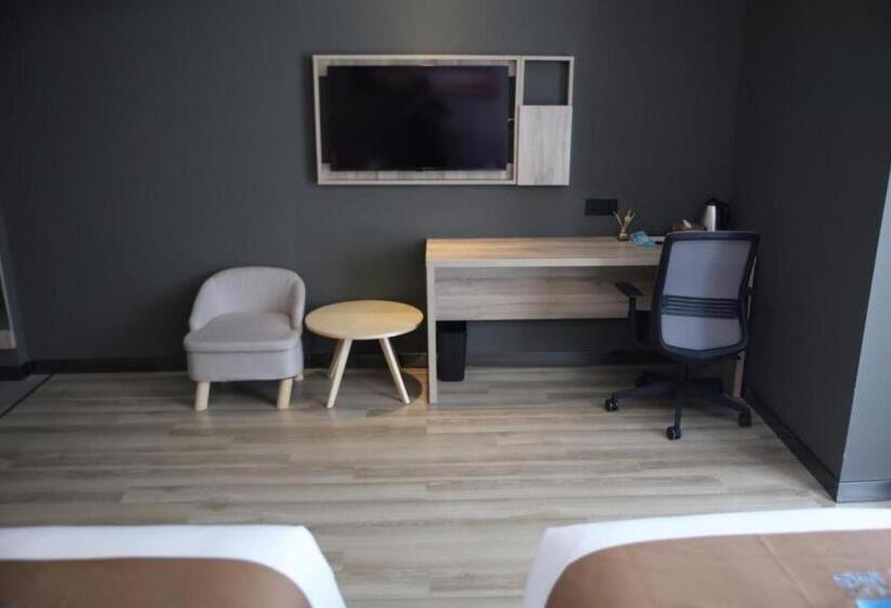 Pai Hotel Zhenjiang Railway Station South Square