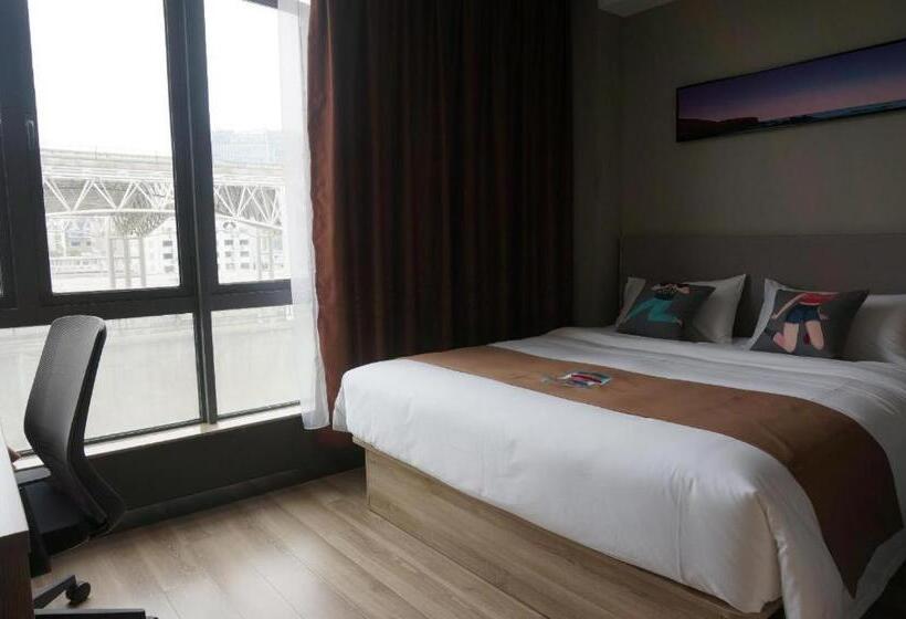 Pai Hotel Zhenjiang Railway Station South Square