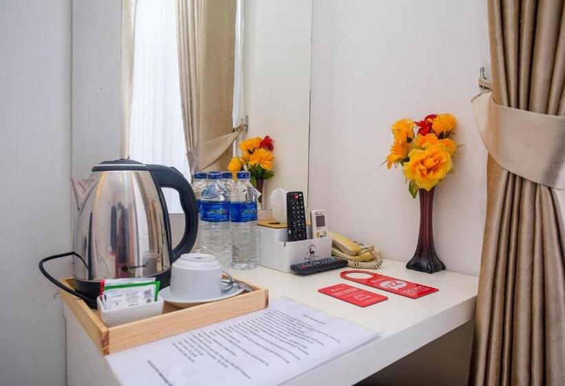 Отель Reddoorz Near Ambarrukmo Area