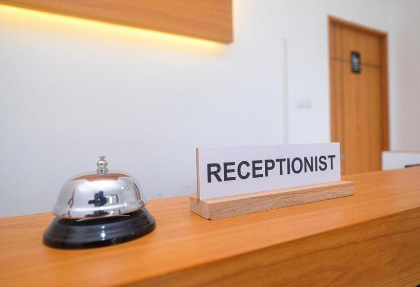 Отель Reddoorz Near Ambarrukmo Area