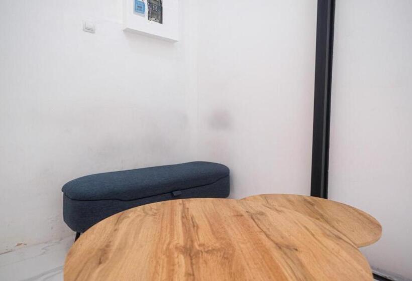 Отель Reddoorz Near Ambarrukmo Area