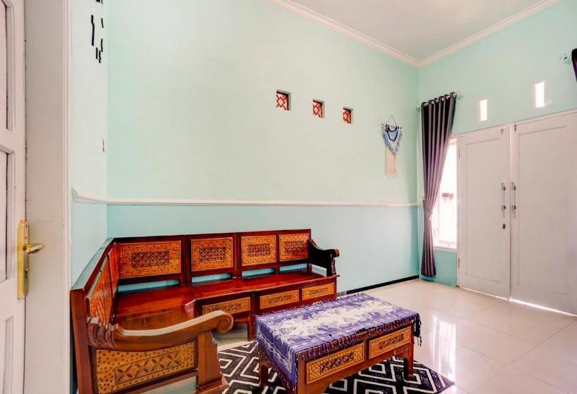 Hotel Oyo 90284 Villa Biru