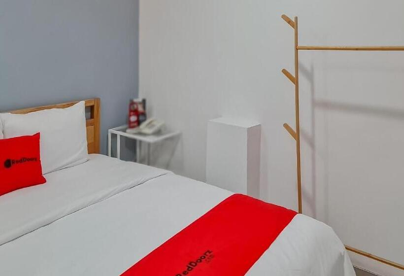 Hotel Reddoorz Plus @ Batutulis Bogor