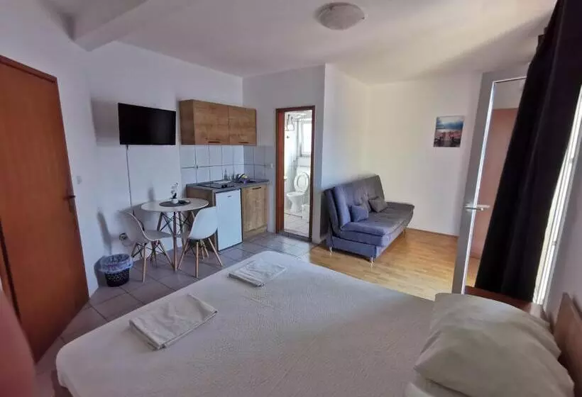 پانسیون Apartmani Leženić M