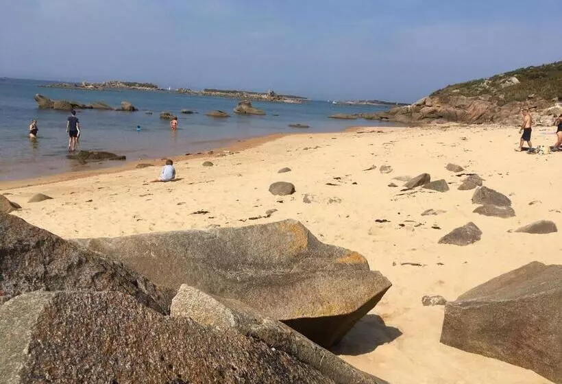 Auberge Granit Rose Hébergement Partagé En Auberge De Jeunesse Vue Sur Mer Dortoir Mixte & Cam