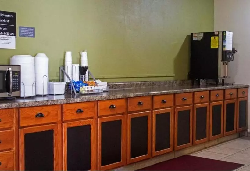 ホテル Amerivu Inn And Suites Shawano Wi