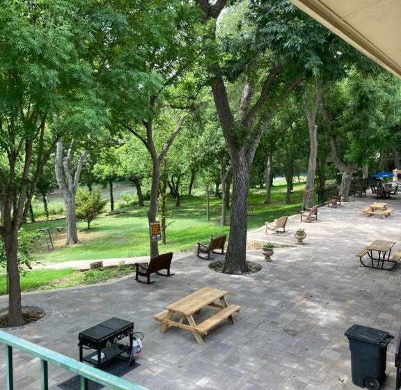 酒店 Horseshoe Riverside Lodge