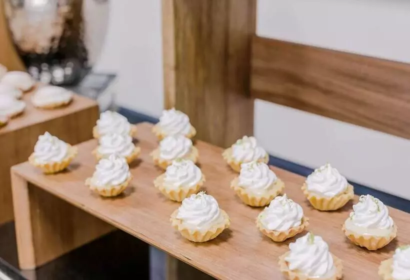 هتل Costa Del Sol Wyndham Piura