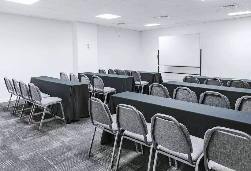 هتل Costa Del Sol Wyndham Piura