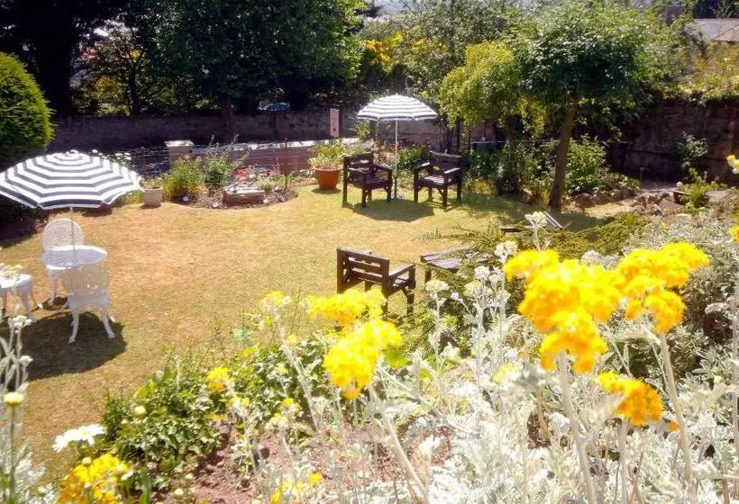 בית מלון כפרי Warwick House