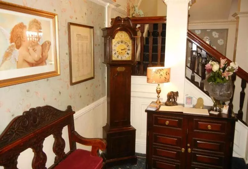 בית מלון כפרי Warwick House