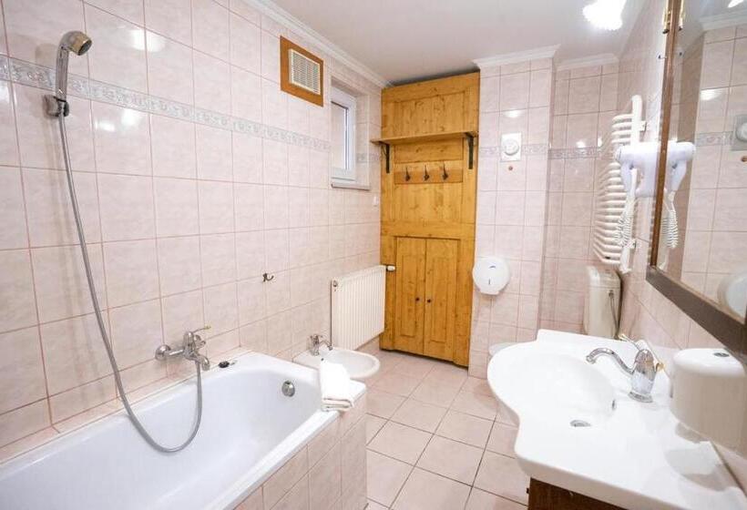 住宿加早餐 Vadvirág Vendéglő és Panzió