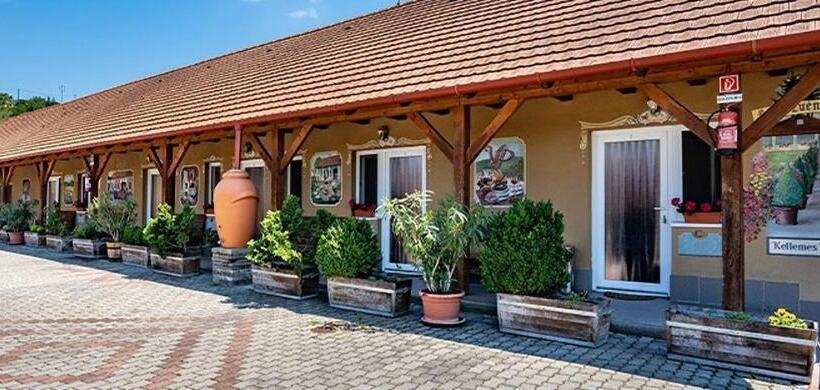 住宿加早餐 Vadvirág Vendéglő és Panzió