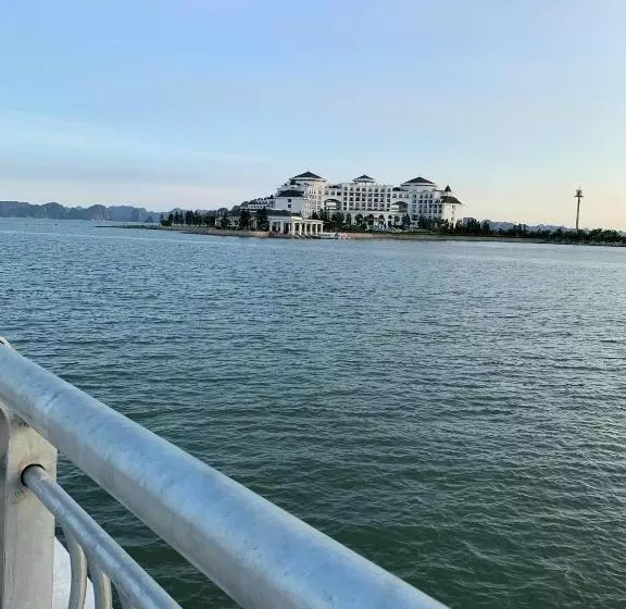 Manchester Hotel Ha Long