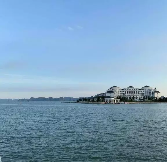 Manchester Hotel Ha Long