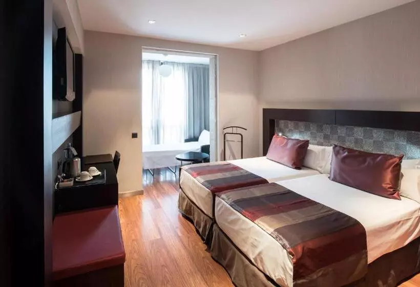 Отель Catalonia Port