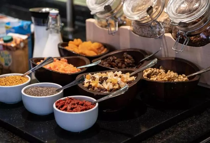 Отель Catalonia Port