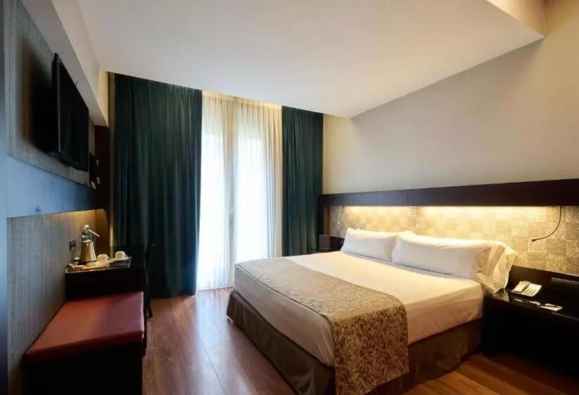 Отель Catalonia Port