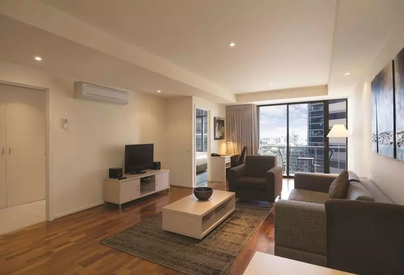 Отель Oaks Melbourne On Lonsdale Suites