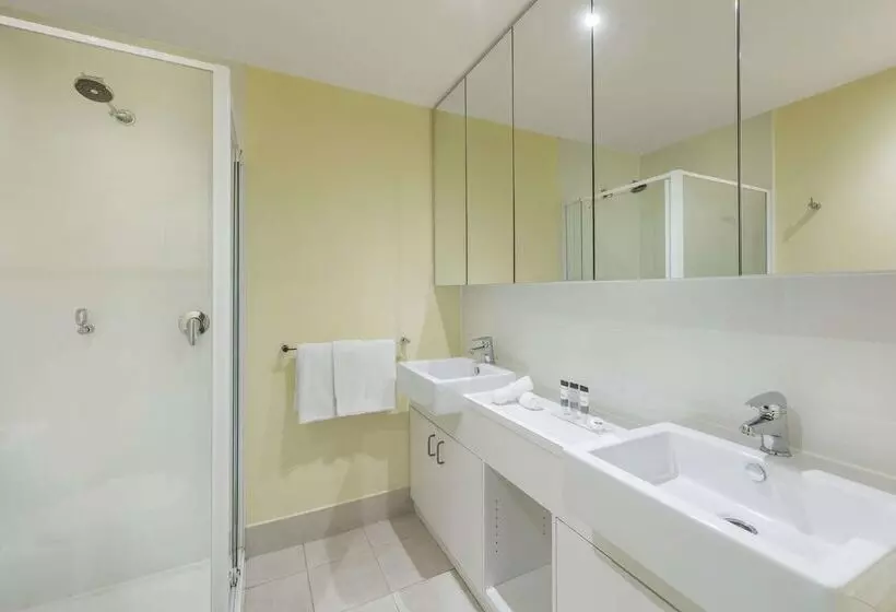 Отель Oaks Melbourne On Lonsdale Suites