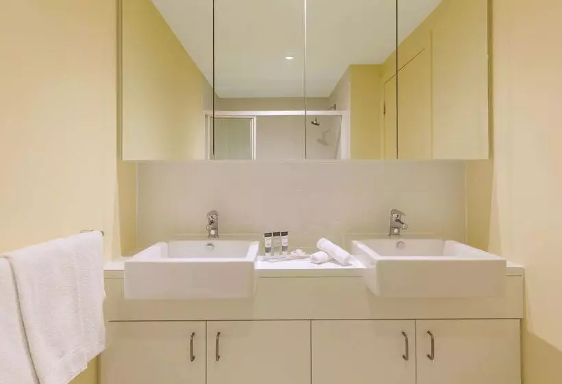 Отель Oaks Melbourne On Lonsdale Suites